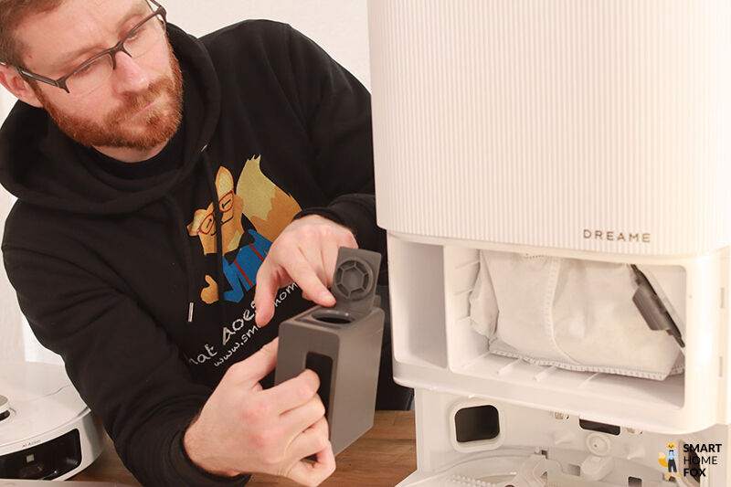 Das Reinigungsmittel Fach in der Ultra Station des Dreame X40 ist zu sehen.